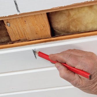 Gipsloft på profilbrædder: Marker placeringerne af spær/bjælker Gipsloft på profilbrædder: Marker placeringerne af spær/bjælker